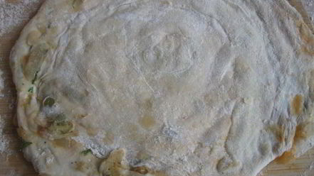 Рецепт лепешки с оливками, луком и томатным соусом