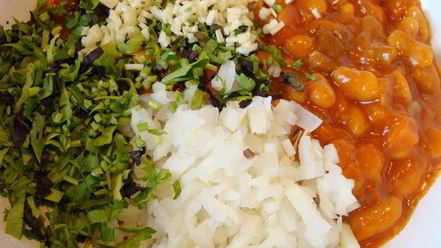 Рецепт мексиканских лепешек с фасолью, сыром и острым соусом