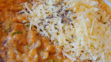 Рецепт мексиканских лепешек с фасолью, сыром и острым соусом