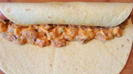 Рецепт мексиканских лепешек с фасолью, сыром и острым соусом