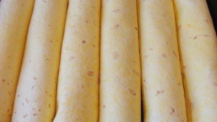 Рецепт мексиканских лепешек с фасолью, сыром и острым соусом