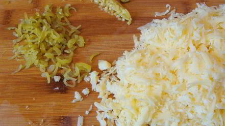 Рецепт мексиканских лепешек с фасолью, сыром и острым соусом