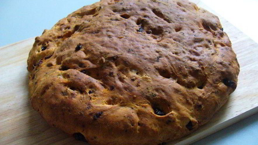 Рецепт воздушной фокаччи с томатами и оливками