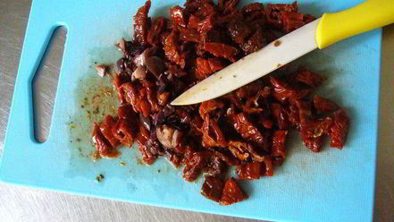 Рецепт воздушной фокаччи с томатами и оливками