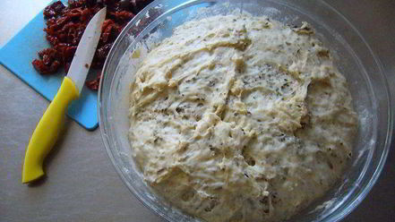 Рецепт воздушной фокаччи с томатами и оливками