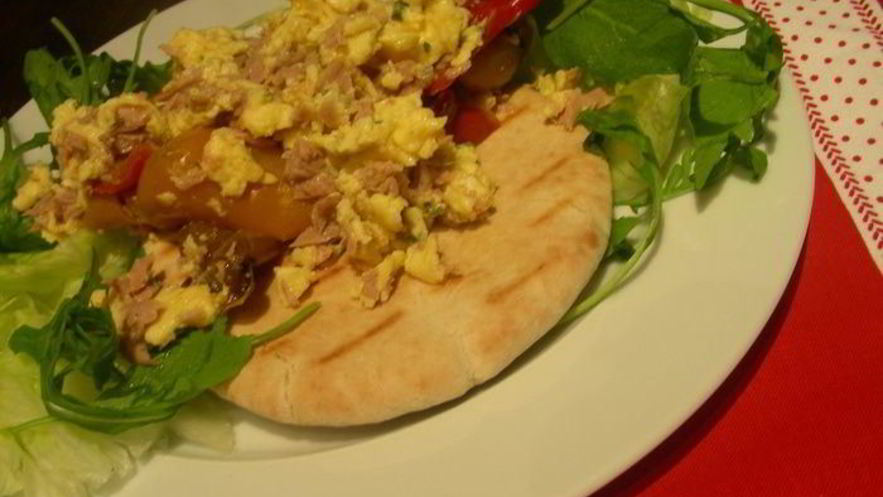 Рецепт яичницы-болтуньи с тунцом, маринованным перцем и лепешками пита
