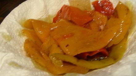 Рецепт яичницы-болтуньи с тунцом, маринованным перцем и лепешками пита