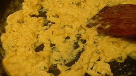 Рецепт яичницы-болтуньи с тунцом, маринованным перцем и лепешками пита