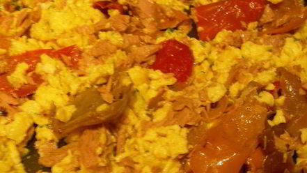 Рецепт яичницы-болтуньи с тунцом, маринованным перцем и лепешками пита