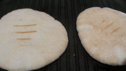 Рецепт яичницы-болтуньи с тунцом, маринованным перцем и лепешками пита