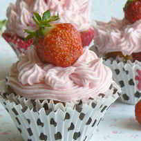 Маффины с клубникой и шококаплями