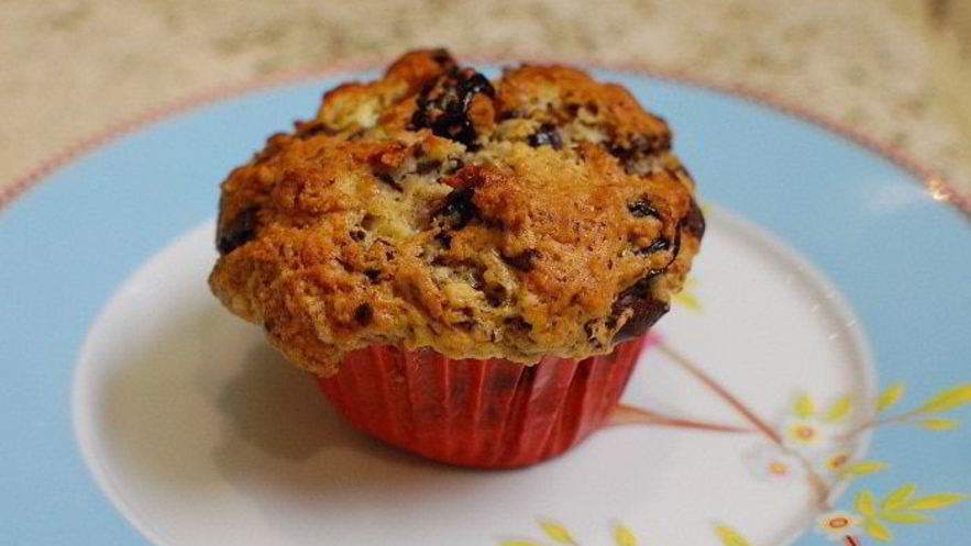 Рецепт маффинов с шоколадом и вяленой вишней