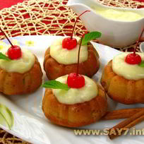 Маффины с яблоками и корицей под ванильным соусом