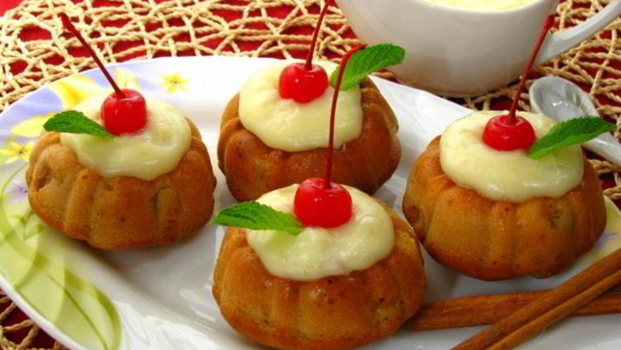 Рецепт маффинов с яблоками и корицей под ванильным соусом