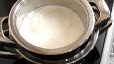 Рецепт маффинов с яблоками и корицей под ванильным соусом