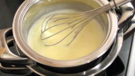 Рецепт маффинов с яблоками и корицей под ванильным соусом