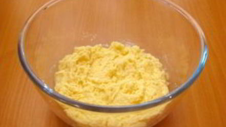 Рецепт маффинов с яблоками и корицей под ванильным соусом