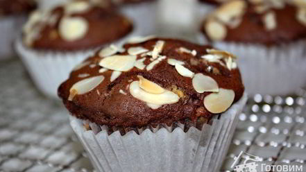 Рецепт шоколадных маффинов с белым шоколадом и миндалем