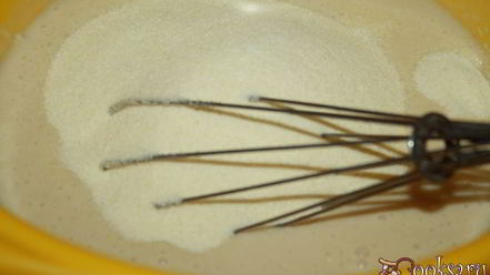 Рецепт манника с халвой и сливами