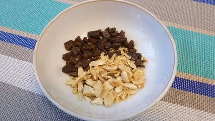 Рецепт манника с шоколадом и миндалем