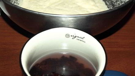 Рецепт постного шоколадного манника с вяленой клюквой