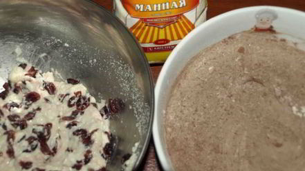 Рецепт постного шоколадного манника с вяленой клюквой