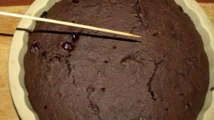 Рецепт постного шоколадного манника с вяленой клюквой