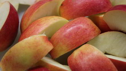 Рецепт шоколадного манника с карамельными яблоками