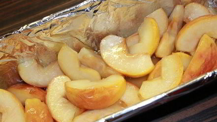 Рецепт шоколадного манника с карамельными яблоками