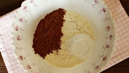 Рецепт шоколадного манника с халвой