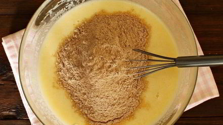 Рецепт шоколадного манника с халвой