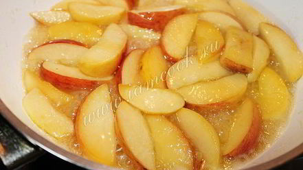 Рецепт шоколадного манника с яблоками