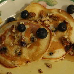 Рецепт Банановых оладий с кленовым сиропом, голубикой и орехами пекан