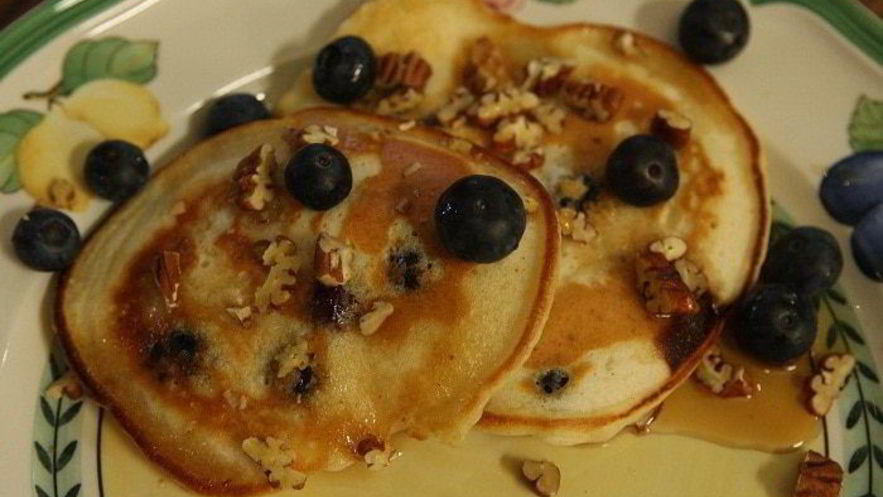 Рецепт банановых оладий с кленовым сиропом, голубикой и орехами пекан