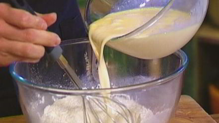 Рецепт банановых оладий с кленовым сиропом, голубикой и орехами пекан