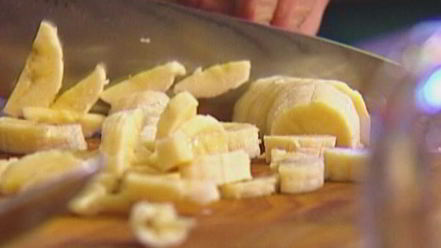 Рецепт банановых оладий с кленовым сиропом, голубикой и орехами пекан