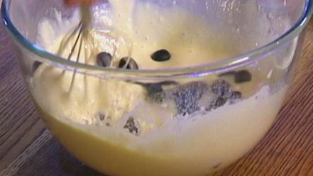 Рецепт банановых оладий с кленовым сиропом, голубикой и орехами пекан