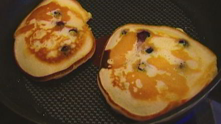 Рецепт банановых оладий с кленовым сиропом, голубикой и орехами пекан