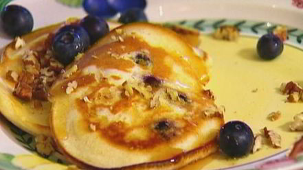 Рецепт банановых оладий с кленовым сиропом, голубикой и орехами пекан