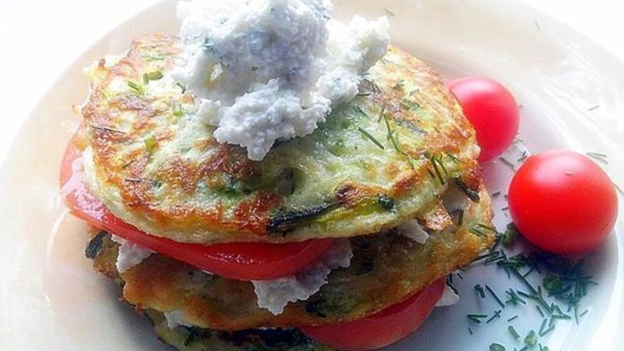 Рецепт башенок из кабачковых оладий и брынзы