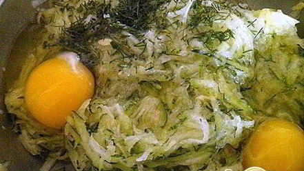 Рецепт башенок из кабачковых оладий и брынзы