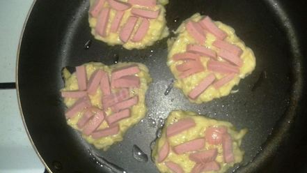 Рецепт кабачковых оладий с сосисками
