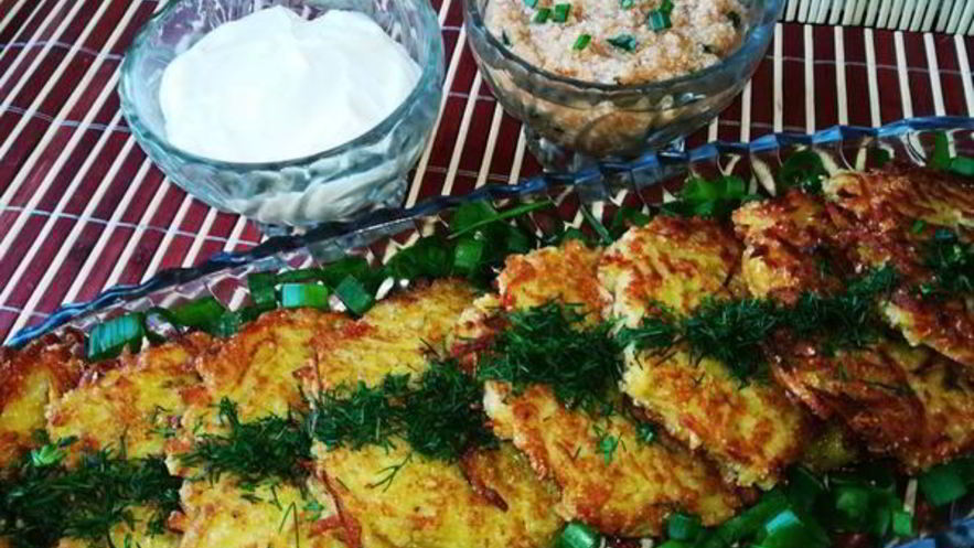 Рецепт картофельных оладий с сазаньей икрой