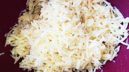 Рецепт картофельных оладий с сазаньей икрой