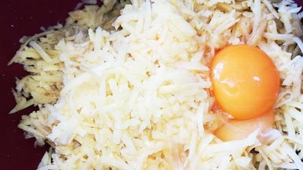 Рецепт картофельных оладий с сазаньей икрой