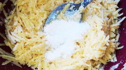 Рецепт картофельных оладий с сазаньей икрой