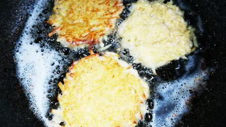 Рецепт картофельных оладий с сазаньей икрой