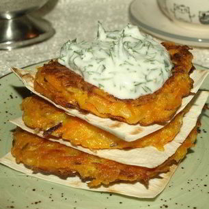 Рецепт Морковных оладий на хрустящих крекерах с йогуртовым соусом