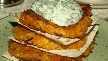 Рецепт морковных оладий на хрустящих крекерах с йогуртовым соусом