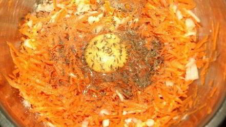 Рецепт морковных оладий на хрустящих крекерах с йогуртовым соусом